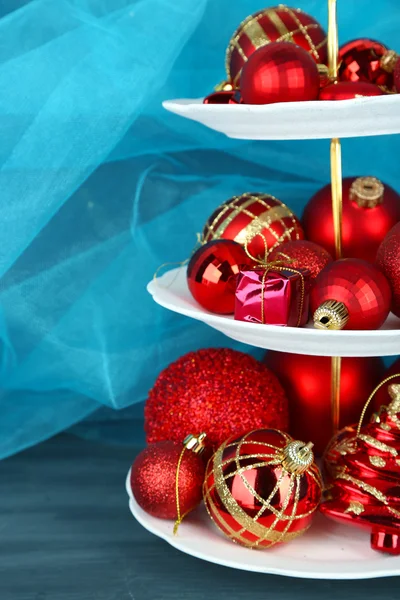 Decoraciones de Navidad en el puesto de postres, sobre fondo de color — Foto de Stock