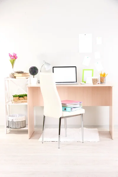 Lugar de trabajo en casa con ordenador portátil, de cerca — Foto de Stock