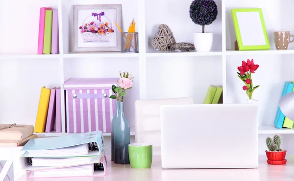 Local de trabalho com laptop, close-up — Fotografia de Stock