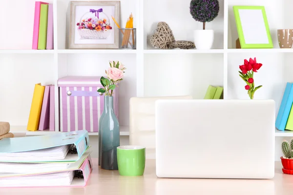 Arbeitsplatz mit Laptop, Nahaufnahme — Stockfoto