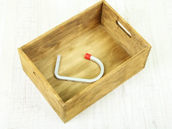 Instrumento em caixa de madeira, sobre fundo de cor — Fotografia de Stock