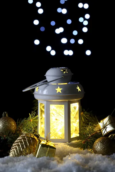 Geceleri dekoratif parlayan fener — Stok fotoğraf