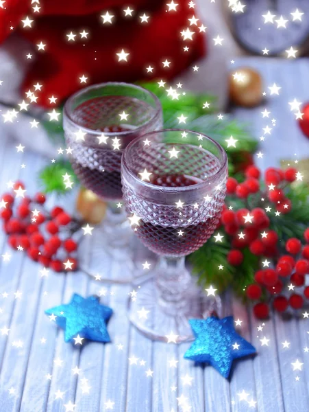 Verres à vin et décoration de Noël sur fond lumineux — Photo