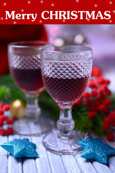 Verres à vin et décorations de Noël sur fond lumineux — Photo