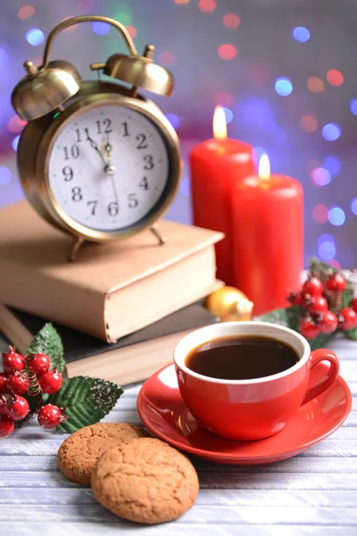 Skład książki z filiżanką kawy i Boże Narodzenie dekoracje na stół na jasnym tle — Zdjęcie stockowe