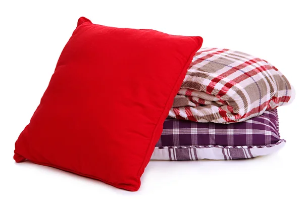 Warme Decken und Kissen isoliert auf weiß — Stockfoto