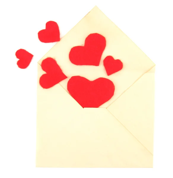 Красивый старый конверт с декоративными сердцами, изолированные на белом — стоковое фото