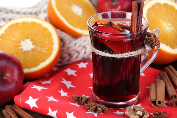 Fragrant mulled wine in glass on napkin close-up — Stock Photo, Image