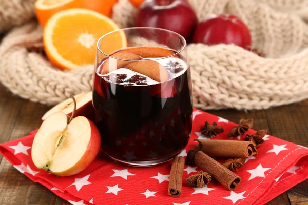 Fragrant mulled wine in glass on napkin close-up — Stock Photo, Image
