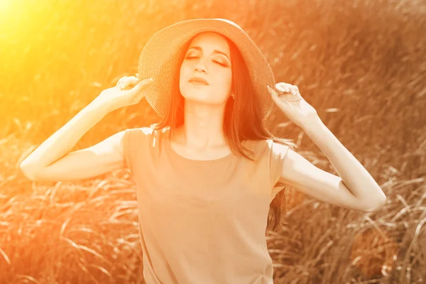 Ritratto di bella giovane donna, all'aperto — Foto Stock