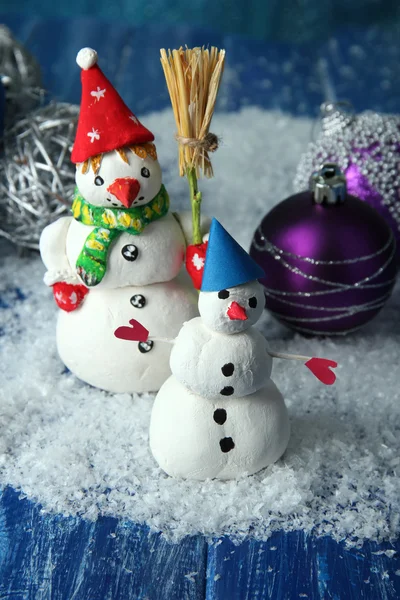 Bonitos bonecos de neve e decoração de Natal, em fundo brilhante — Fotografia de Stock