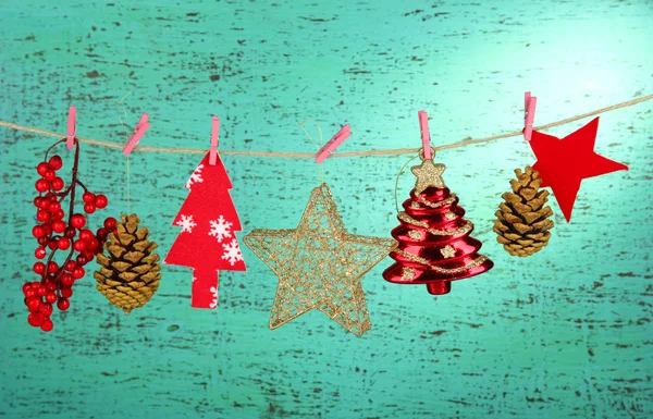 Decoraciones de Navidad sobre fondo de madera — Foto de Stock