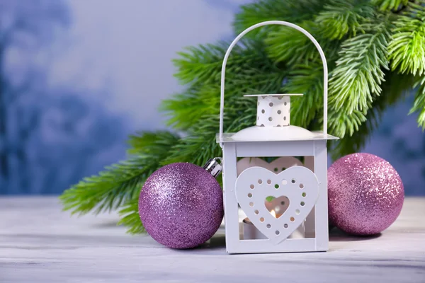 Композиція з різдвяним ліхтарем, ялинкою та прикрасами на світлому фоні — стокове фото