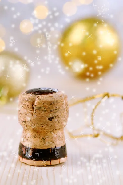 Шампанська пробка на фоні різдвяних вогнів — стокове фото
