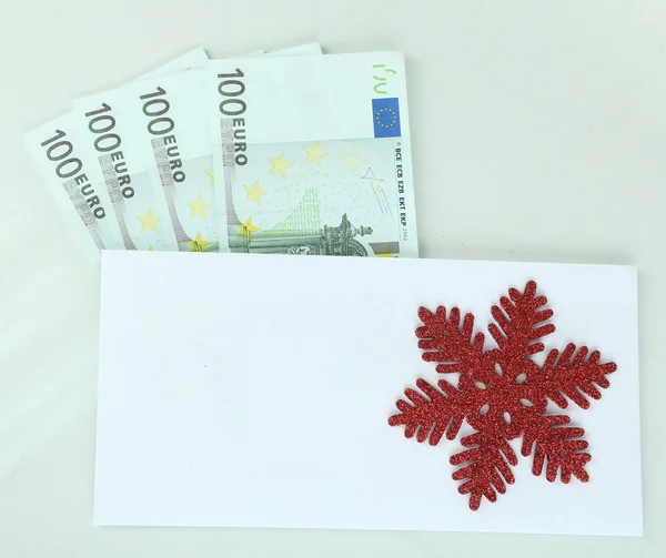 Banknoty w kopercie na białym tle — Zdjęcie stockowe