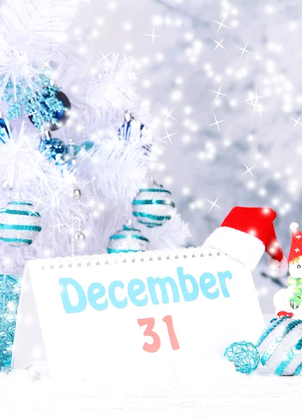 Calendário com decorações de Ano Novo no fundo de inverno — Fotografia de Stock