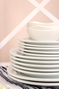 yakın çekim renkli duvar arka plan üzerinde beyaz raf yığını beyaz tabaklar