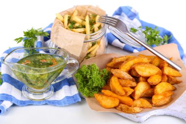 izleme kağıt peçete üzerine beyaz izole yakınındaki ahşap tahta üzerinde ev patates