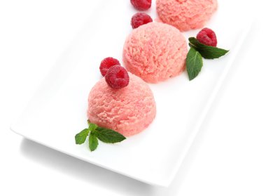 plaka üzerinde beyaz izole lezzetli dondurma