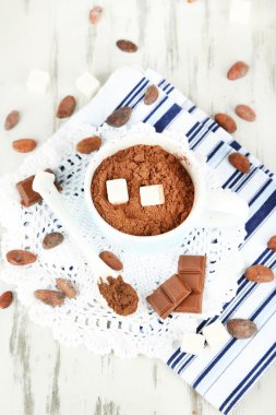 kakao tozu peçete ahşap tablo üzerinde Kupası