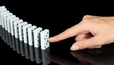 siyah üzerine izole Domino iterek el