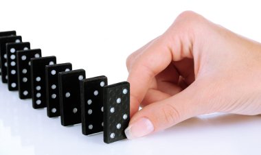el beyaz izole domino oynuyor