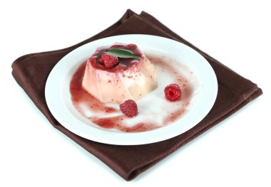 Panna cotta üzerinde beyaz izole frambuaz sos ile