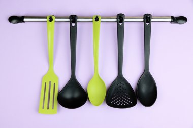 Plastik mutfak eşyaları Lila zemin üzerine gümüş kanca üzerinde