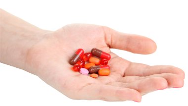 Eldeki haplar beyaza izole edilmiş.