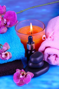 Orkide cins mavi arka plan ile güzel bir spa ayarı