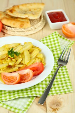 ahşap masa yakın çekim plaka üzerinde patates kızartması