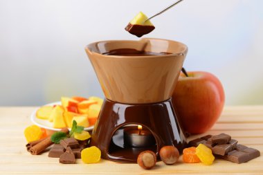 çikolata fondü meyve üzerinde açık renkli ahşap tablo