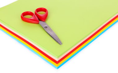 renkli karton ve beyaz zemin üzerine makas