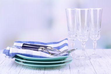 açık renkli ahşap tablo üzerinde temiz yemekler