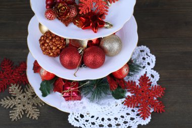 Noel süslemeleri tatlı üzerinde stand, ahşap arka plan üzerinde