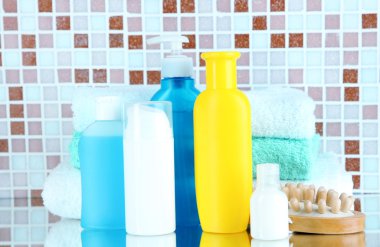 kozmetik ve mozaik karo zemin üzerine banyo aksesuarları