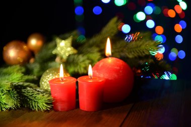 kompozisyon yazma ile mum, çam ağacı ve Noel süslemeleri çok renkli ışık arka plan üzerinde