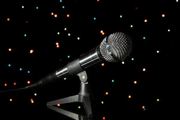 Мікрофон на стійці на яскравому фоні — стокове фото