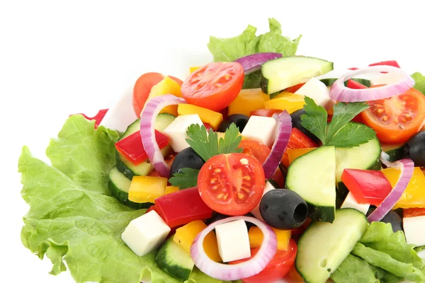 Lekkere Griekse salade geïsoleerd op wit — Stockfoto