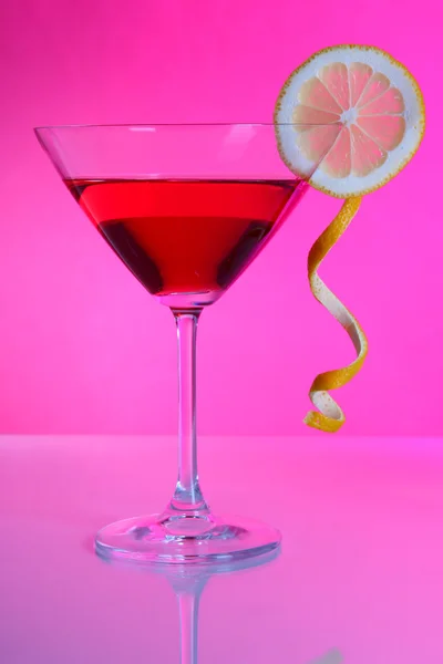 Red cocktail in martini glass on pink background — Stock Photo, Image