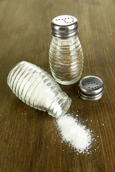 Salt och peppar mal, på trä bakgrund — Stockfoto