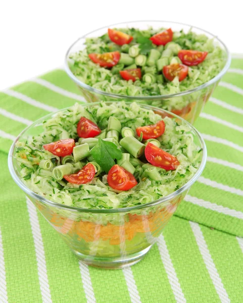 Salade savoureuse aux légumes frais, isolée sur du blanc — Photo