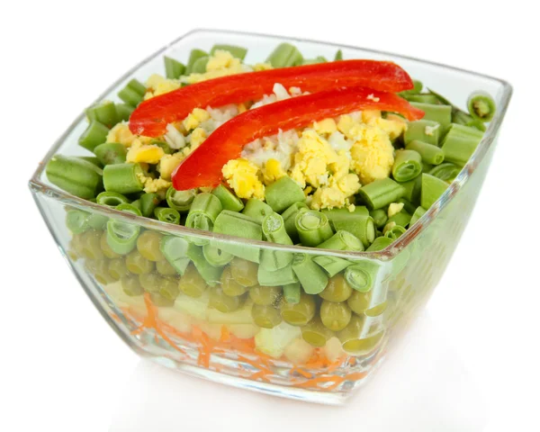 Smaczne sałatki ze świeżych warzyw, na białym tle — Zdjęcie stockowe