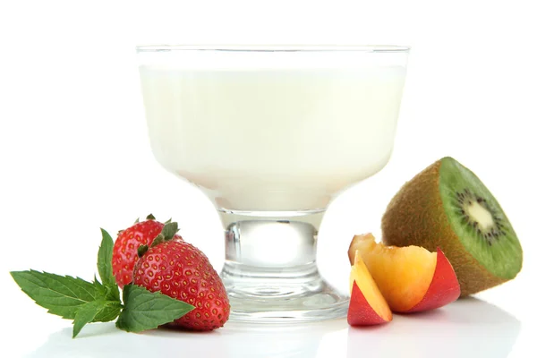 Delicioso yogur con frutas y bayas aisladas en blanco — Foto de Stock