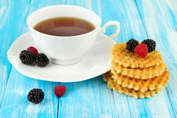 Taza de té con galletas y bayas en primer plano de la mesa —  Fotos de Stock