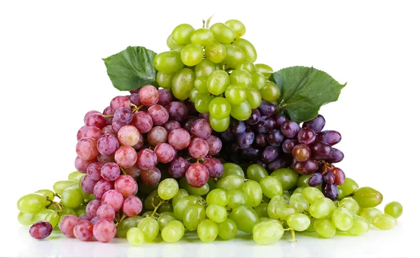 Спелый зеленый и фиолетовый виноград изолирован на белом — стоковое фото