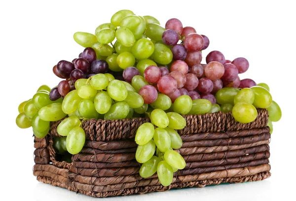 Uvas verdes e roxas maduras em cesta isoladas a branco — Fotografia de Stock