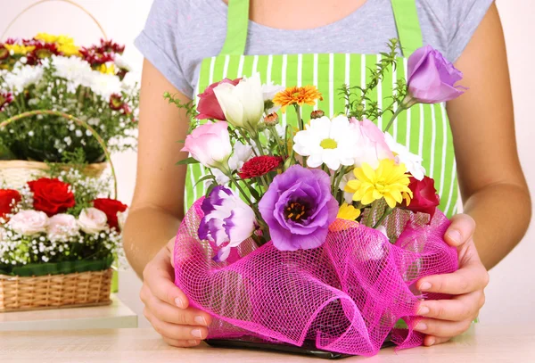 Florist makes flowers bouquet — Stock Photo, Image