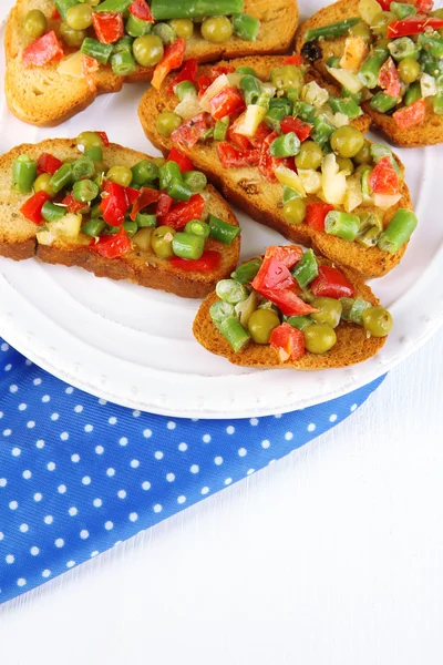 Sanduíches com verduras e verdes na chapa na mesa de madeira close-up — Fotografia de Stock