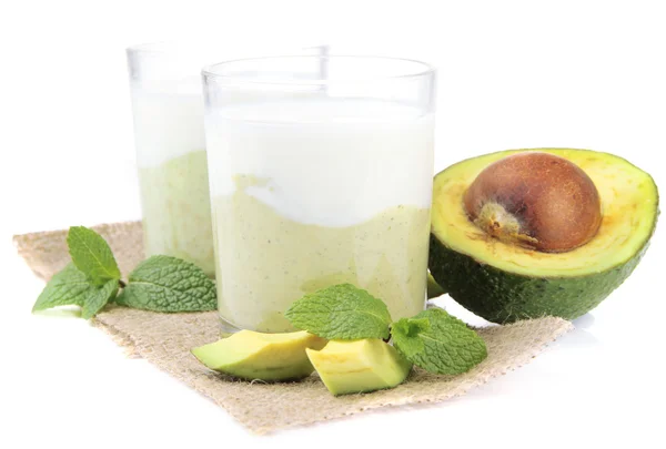 Frullato di avocado fresco isolato su bianco — Foto Stock